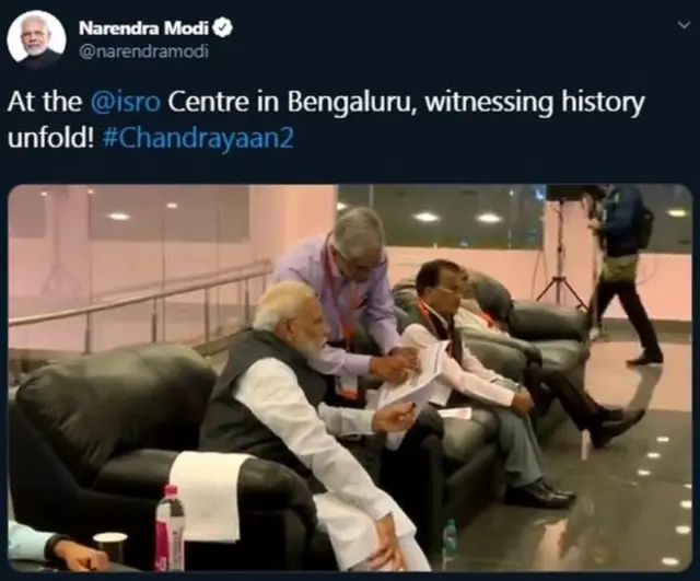 கேமராவைப் பார்த்துதான் நரேந்திர மோதி சிவனுக்கு ஆறுதல் சொன்னாரா?