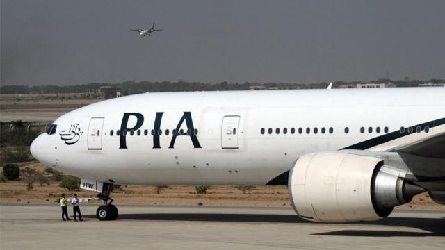 в двух пакистанских самолетах, прибывших в Лондон, был обнаружен героин.