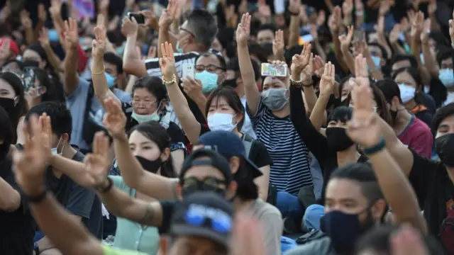 ผู้ชุมนุมชูสามนิ้ว