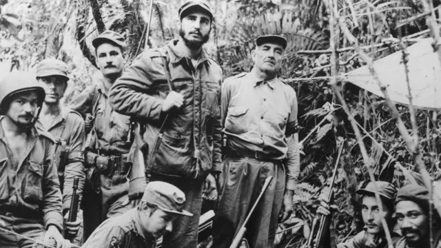 Fidel Castro, Che Guevara e um gruposolverde apostas desportivasguerrilheiros