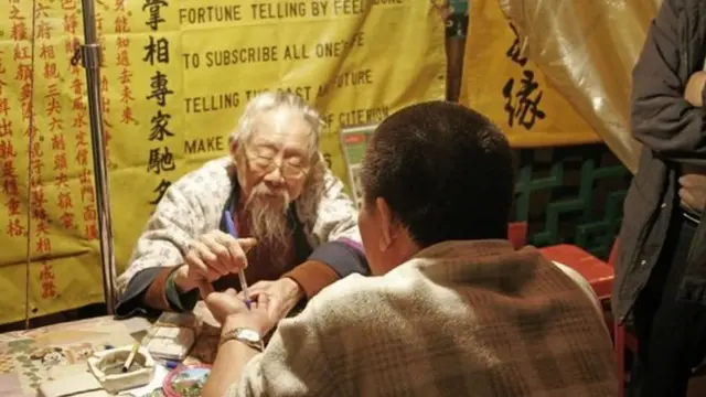 هناك الكثير من الطرق لقراءة الطالع في الصين، ومن بينها قراءة الكف