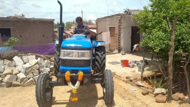 டிராக்டருடன் ராகேஷ்வர ராவ்