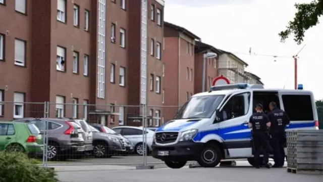 В субботу посаженные на карантин рабочие вступили в столкновение с полицией в немецком городе Ферль