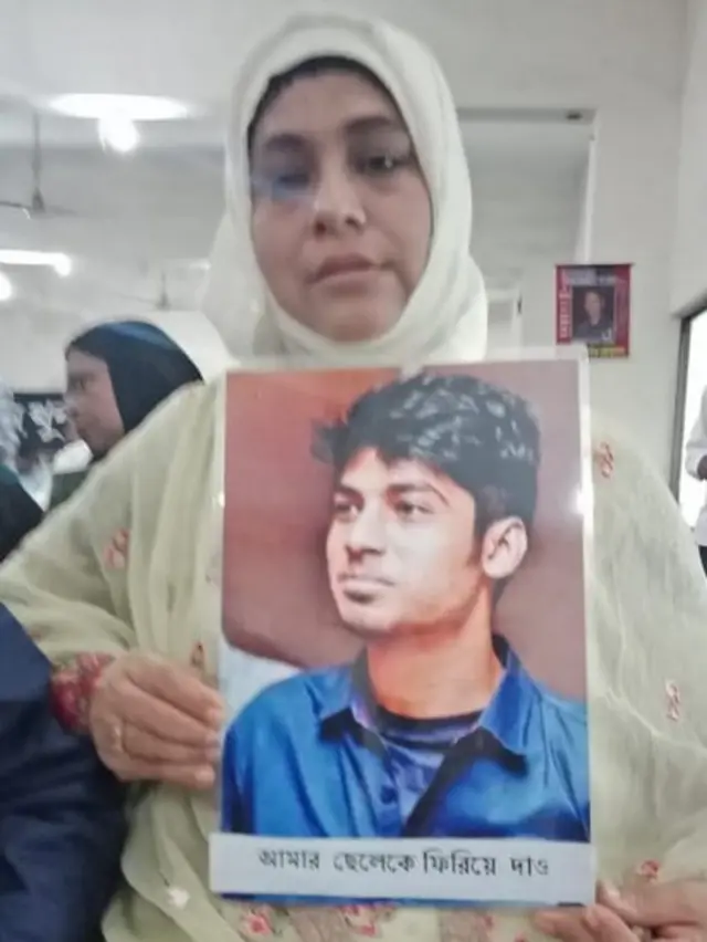 ছেলের ছবি হাতে নাসরিন আক্তার