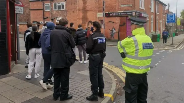 متفرجون وضباط شرطة