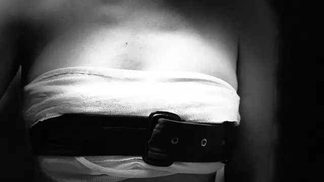 Стезање груди може бити сигнал да је детету потребна помоћ