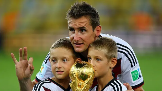 ব্রাজিলে বিশ্বকাপ জয়ের পর ক্লোসা এবং তার সন্তানদের ক্যামেরার সামনে পোজ