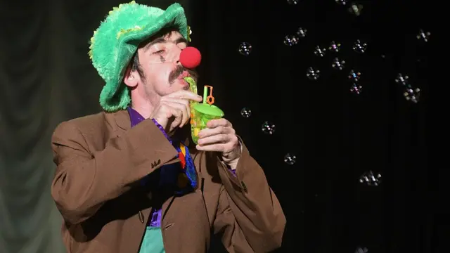 клоун на сцене