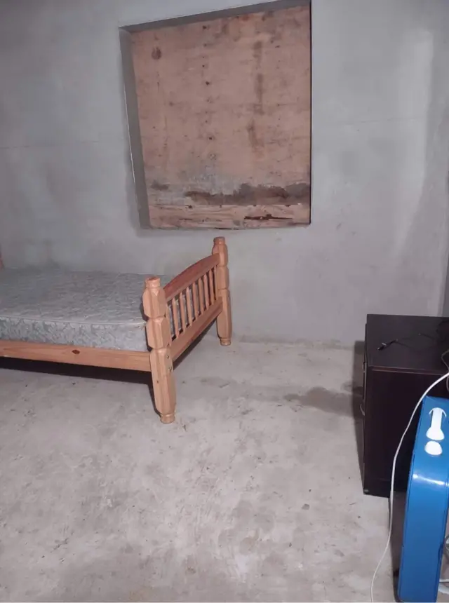 Imagen de la residencia en donde ahora se resguarda Sonalee Mercado. El suelo no tiene losas y las ventanas están cubiertas por paneles.