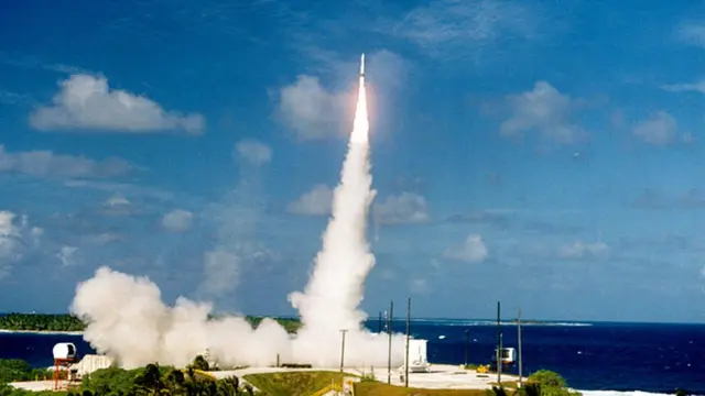 un misil antibalístico en el aire