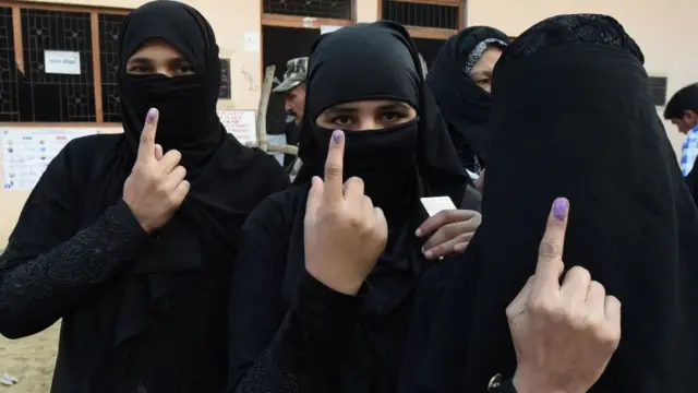 உத்தரப் பிரதேச மாநிலம் முசாஃபர்நகரில் உள்ள ஒரு வாக்குச் சாவடியில் வாக்களித்த முஸ்லிம் பெண்கள்.