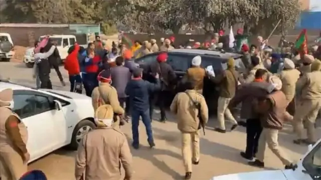 बीजेपी नेताओं की कार को घेरते प्रदर्शनकारी