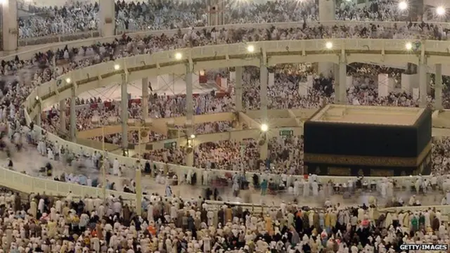 काबा के इर्द-गिर्द बनी है मस्जिद
