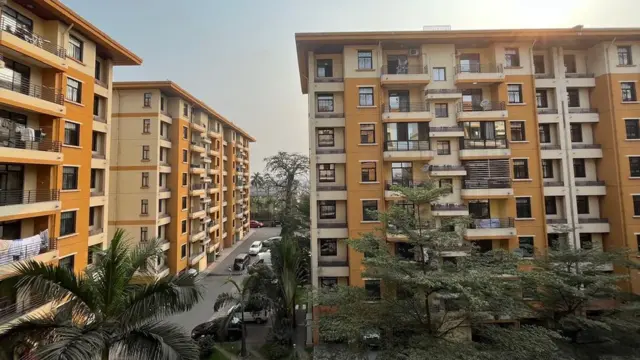 小鱼住的地方由公司分配，位于一个较为高档的别墅小区。