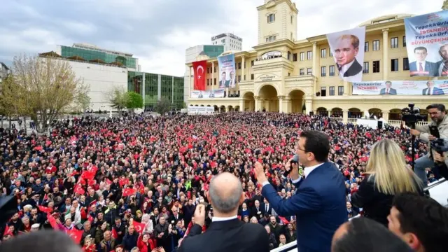 CHP İstanbul Büyükşehir Belediye Başkan adayı Ekrem İmamoğlu, eşi Dilek İmamoğlu ile birlikte mazbatasını alan Büyükçekmece Belediye Başkanı Hasan Akgün'e tebrik ziyaretinde bulundu ve belediye binası önünde toplananlara seslendi.