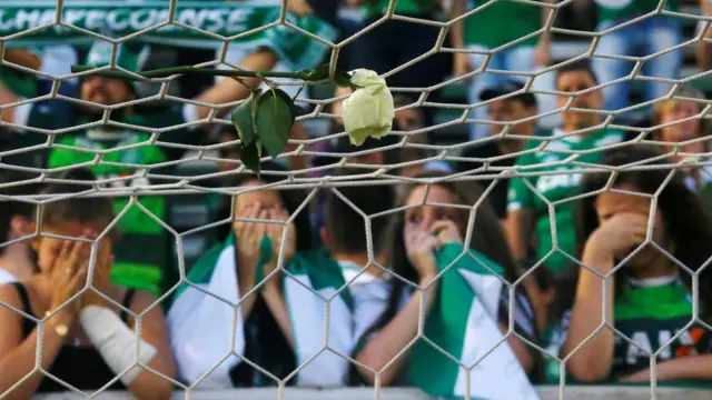 Torcedores choram na Arena Condá