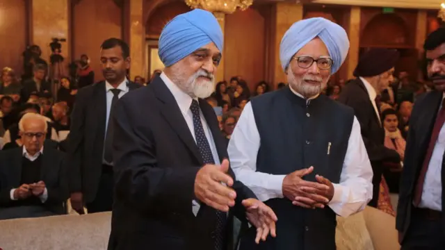 तत्कालीन प्रधानमंत्री मनमोहन सिंह के साथ मोंटेक सिंह अहलूवालिया