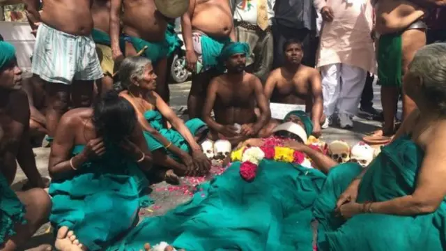 சாலையில் விவசாயிகள் போராட்டம்