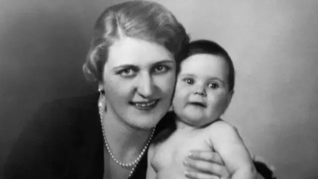 گوئبلز کی اہلیہ ماگدا گوئبلز اور ایک بچہ