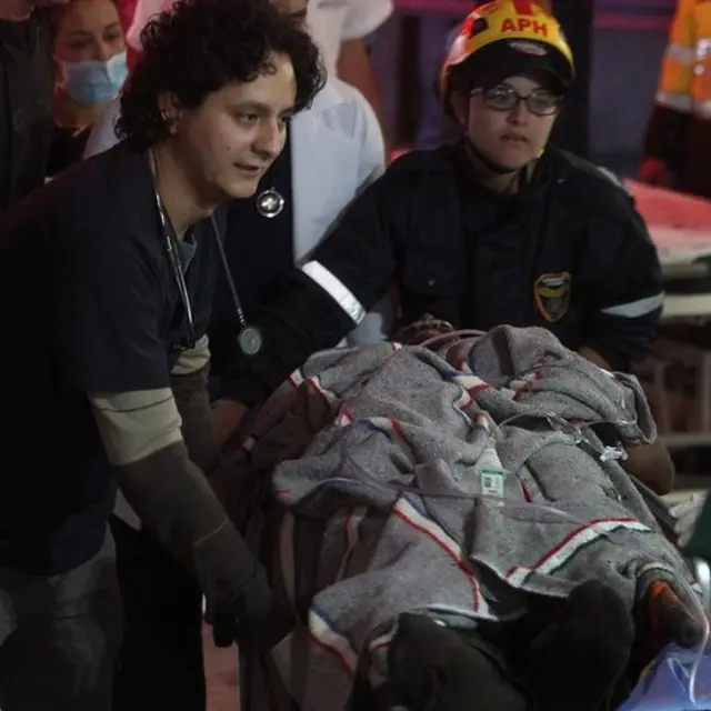 Alan Ruschel siendo trasladado en una camilla