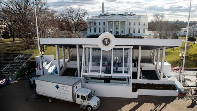 رئیس‌جمهور جدید و همسرش بعد از تحلیف به کاخ سفید می‌روند و از آن‌جا ادامه رژه را تماشا می‌کنند.