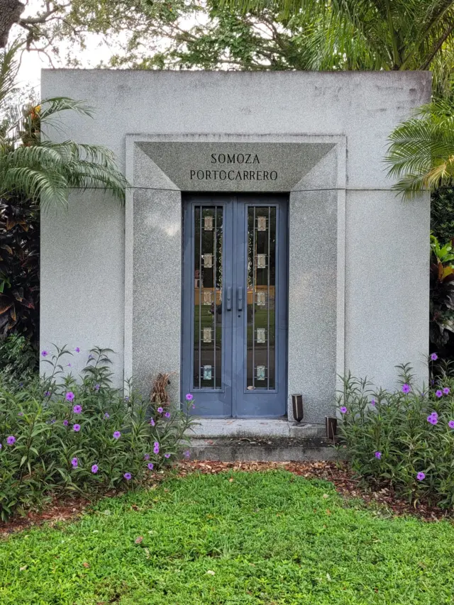 Sepultura de Anastasio Somoza en el cementerio Caballero Rivero Woodlawn North de Miami.