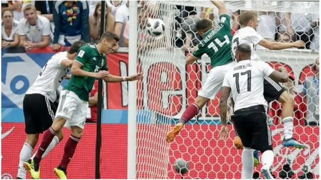 Awon agbabọọlu niwaju àwọ̀n