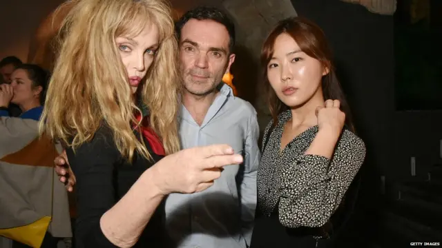 ਯਾਨ ਮੁਆਕਸ ਨੇ ਆਪਣੀ ਇਸੇ ਇੰਟਰਵਿਊ ਵਿੱਚ ਇੱਕ ਹੋਰ ਵਿਵਾਦਤ ਬਿਆਨ ਵੀ ਦਿੱਤਾ ਸੀ, ਕਿ ਉਹ ਖਾਸ ਤੌਰ 'ਤੇ ਏਸ਼ੀਆਈ ਮਹਿਲਾਵਾਂ ਨਾਲ ਰਹਿਣਾ ਪਸੰਦ ਕਰਦੇ ਹਨ ਕਿਉਂਕਿ ਉਹ ਅਮੀਰ ਹੁੰਦੀਆਂ ਹਨ।