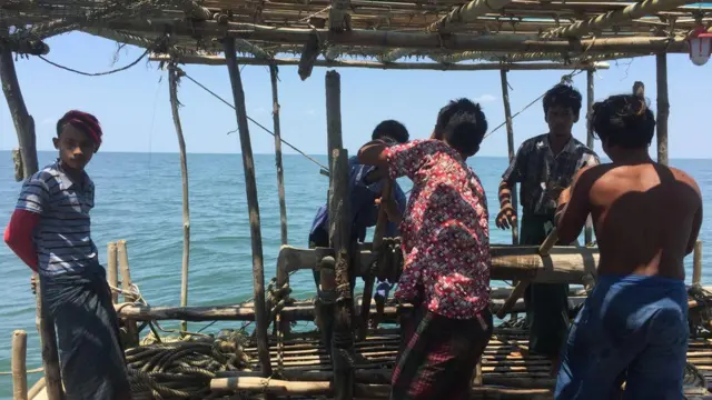 ပင်လယ်ပြင်ထဲက ကျားဖောင်လုပ်ငန်းခွင်