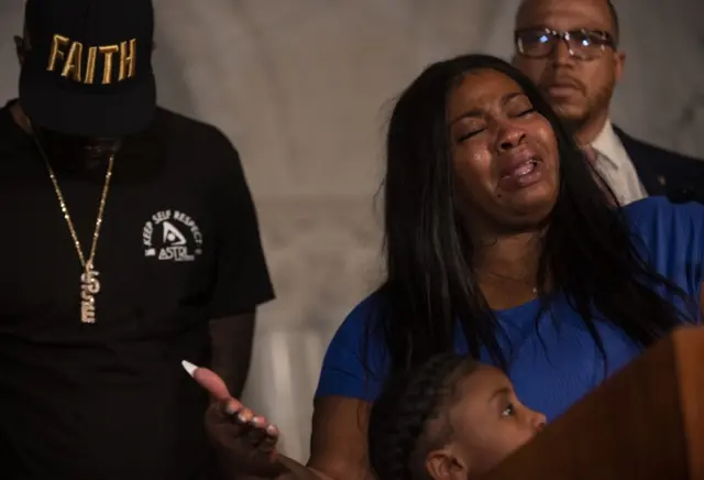 katika mkutano na vyombo vya habari ,Roxie washinton , mamake Gianna na mkewe George Floyd alitaka haki kufanyika