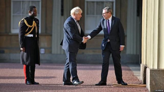 Boris Johnson greeted by royal officials as he arrives at Buckingham Palace