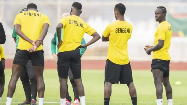 المهاجم السنغالي ساديو ماني (إلى اليمين)