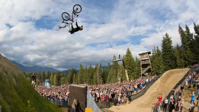 WHISTLER, CANADA - 17 août 2019 : Emil Johansson, de Suède, remporte l'épreuve de Whistler Crankworx Red Bull Joyride au Whistler Mountain Bike Park le 17 août 2019, en Colombie-Britannique, Canada. (Photo par John Gibson/Getty Images)