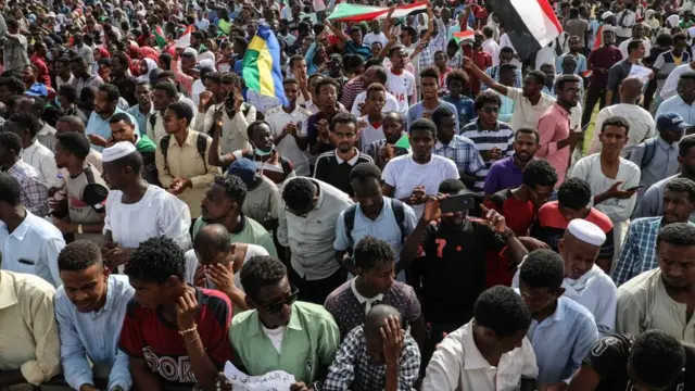 Des manifestants commémorent les massacres de dizaines de personnes tuées le 3 juin 2019, lors de la répression d'une manifestation à Khartoum.