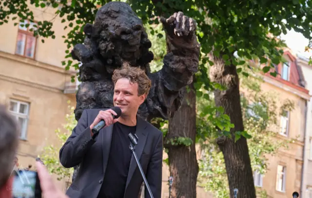 Автор скульптури, австрійський скульптор Себастіан Швайкерт, був на відкритті