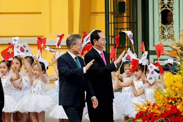 지난해 3월 베트남을 찾은 문재인 대통령이 쩐 다이 꽝 주석과 환영 행사장에 들어서고 있다