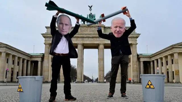 акция пафицистов в масках Байдена и Путина в Берлине в начале 2021 года