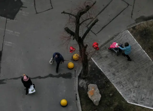 हवाई आक्रमण हुने चेतावनी पाएपछि भूमिगत आश्रयस्थलतिर जाँदै मानिसहरू