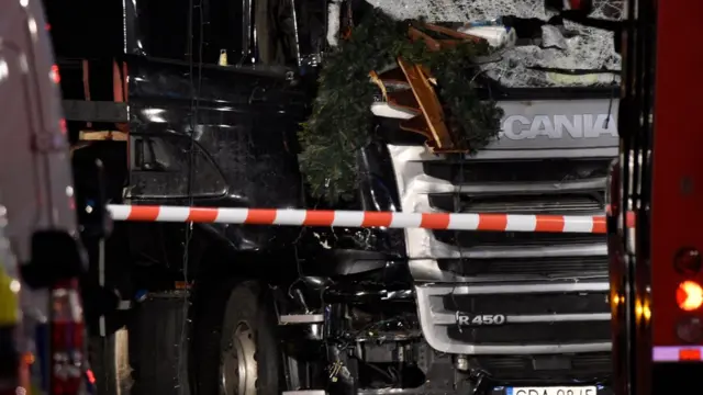 ซากรถบรรทุกที่พุ่งเข้าใส่ตลาดคริสต์มาสกลางกรุงเบอร์ลิน