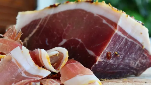 在肉的表面抹上盐来脱水，能让细菌难以生存。