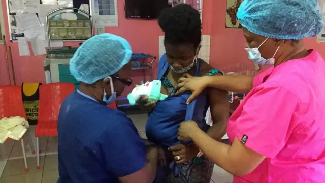 Ojoma Ekhomun s'est occupée de son petit garçon en utilisant les soins d'une mère kangourou après sa naissance prématurée