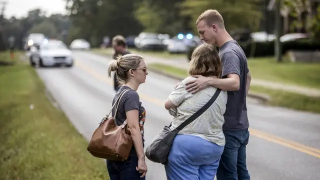 Люди утешают друг друга