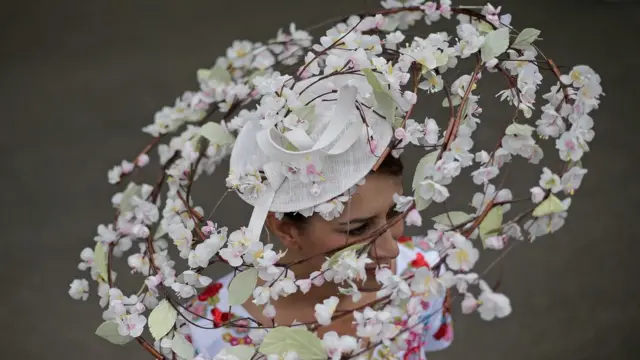 женщина в шляпе из гирлянды цветов