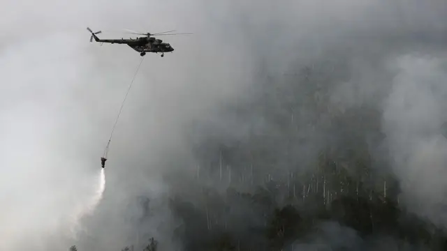 طائرة تطفئ النيران