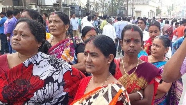 રસ્તાો પર મહિલાઓ અને પુરુષો