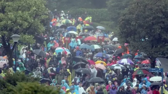 Побачити Папу у Нок прийшли тисячі людей попри дощ