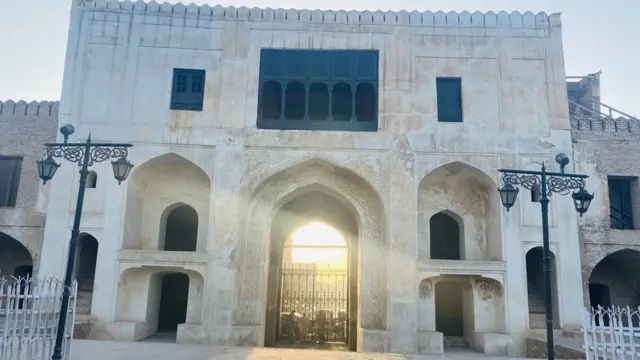 پشاور گورکھٹری میں واقع گورنر ابو طبیلہ کا دربار جہاں جیل اور عدالت بھی قائم تھی ، محکمہ آثار قدیمہ نے اس مقام کو مرمت و بحالی کے بعد آنے والی کئی صدیوں کے لئے محفوظ کردیا ہے