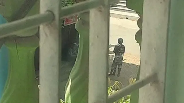 မြင်းခြံစျေးကြီးနားမှာစစ်သားတွေရှိနေတာကို ချောင်းရိုက်ထားတဲ့ပုံ