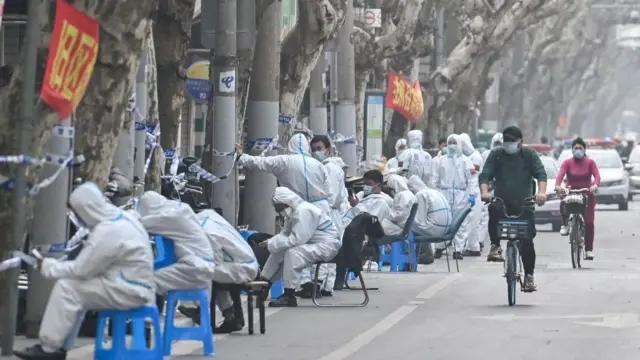 Funcionárioshandicap estrela betroupashandicap estrela betproteção brancas atráshandicap estrela betfita na calçada enquanto o tráfego passa por eles