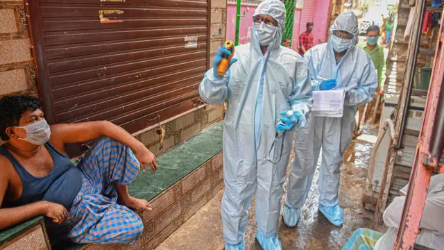 Специалисты проводят проверку домов в Дели